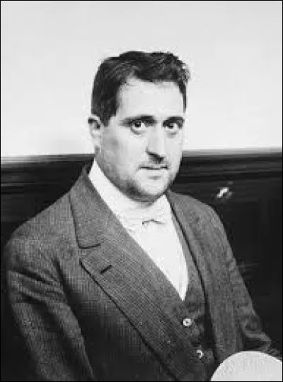 What does Guillaume Apollinaire die of?