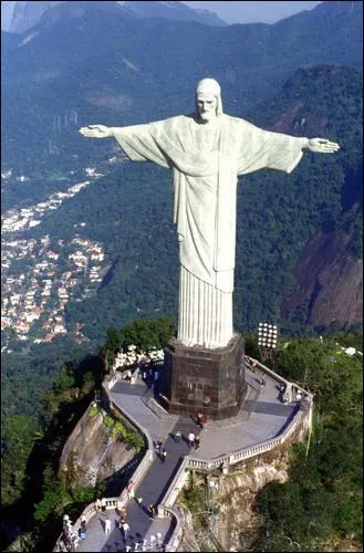 Which city is overlooked by the famous Giant Jesus?